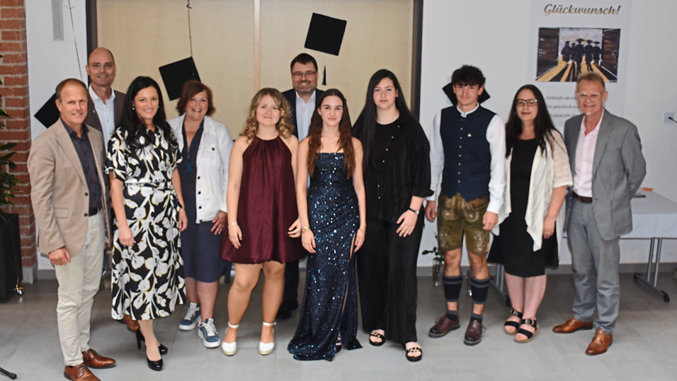 Die Besten der zehnten Klassen mit B&uuml;rgermeister Leonhard Berger (Aiglsbach), B&uuml;rgermeister Franz H&ouml;gl (Volkenschwand), B&uuml;rgermeisterin Karoline Fritz-Ertlmaier (Mainburg), Stadtr&auml;tin Anne Rottengruber, Mia Fleckenstein, Rektor Franz Hottner, Simone Wiltschko, Ceylin Yilmaz und Simon Bachmaier, Lehrer Bettina Biebl und Bertold Bauer (v.l.).