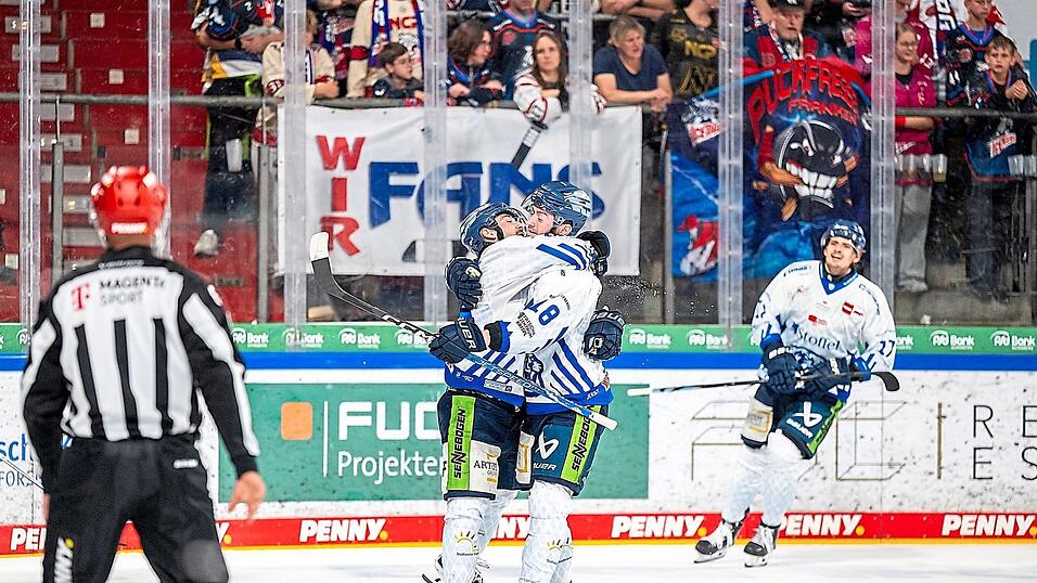 Die beiden Torschützen der Tigers in der regulären Spielzeit, Skyler McKenzie und Tyler Madden, liegen sich nach dem zwischenzeitlichen 2:0 für Straubing in den Armen. Am Ende können sie sich über einen 3:2-Shootout-Sieg freuen. Die beiden Torschützen der Tigers in der regulären Spielzeit, Skyler McKenzie und Tyler Madden, liegen sich nach dem zwischenzeitlichen 2:0 für Straubing in den Armen. Am Ende können sie sich über einen 3:2-Shootout-Sieg freuen.