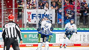 Die beiden Torschützen der Tigers in der regulären Spielzeit, Skyler McKenzie und Tyler Madden, liegen sich nach dem zwischenzeitlichen 2:0 für Straubing in den Armen. Am Ende können sie sich über einen 3:2-Shootout-Sieg freuen. Die beiden Torschützen der Tigers in der regulären Spielzeit, Skyler McKenzie und Tyler Madden, liegen sich nach dem zwischenzeitlichen 2:0 für Straubing in den Armen. Am Ende können sie sich über einen 3:2-Shootout-Sieg freuen.