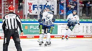 Die beiden Torschützen der Tigers in der regulären Spielzeit, Skyler McKenzie und Tyler Madden, liegen sich nach dem zwischenzeitlichen 2:0 für Straubing in den Armen. Am Ende können sie sich über einen 3:2-Shootout-Sieg freuen. Die beiden Torschützen der Tigers in der regulären Spielzeit, Skyler McKenzie und Tyler Madden, liegen sich nach dem zwischenzeitlichen 2:0 für Straubing in den Armen. Am Ende können sie sich über einen 3:2-Shootout-Sieg freuen.