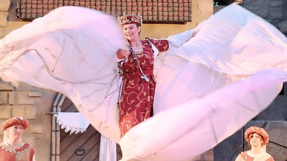 Neu in diesem Jahr: Die Ritterin t&auml;nzelt mit riesigem Schleier &uuml;ber die B&uuml;hne.