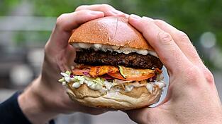 Burger mit einem vegetarischen Patty belegt. (Archivbild) Burger mit einem vegetarischen Patty belegt. (Archivbild)