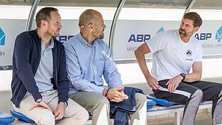 Geben die Fürther Verantwortlichen Trainer Kleine (r) noch eine Chance? (Archivbild) Geben die Fürther Verantwortlichen Trainer Kleine (r) noch eine Chance? (Archivbild)