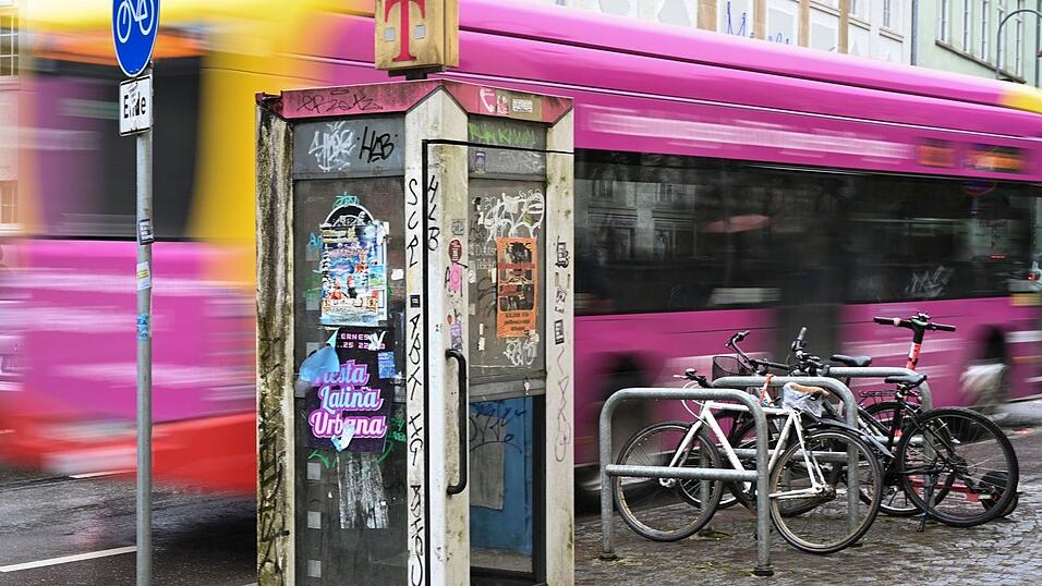 F&uuml;r T&uuml;bingens Oberb&uuml;rgermeister Boris Palmer ist das &laquo;Unrat&raquo;: ein altes, kaputtes und beschmiertes Telefonh&auml;uschen in der T&uuml;binger Altstadt.