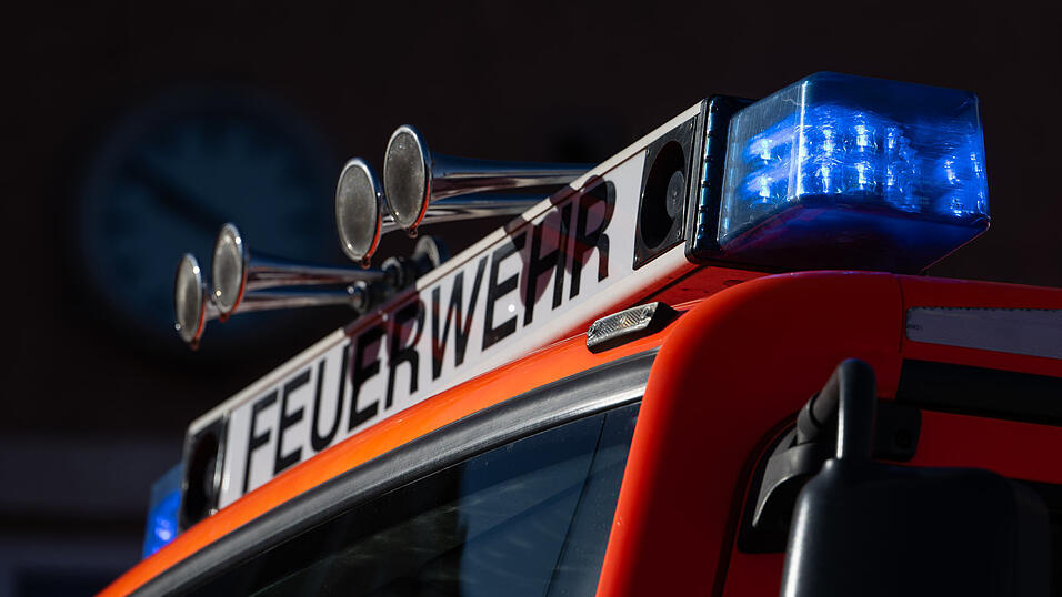 Die Feuerwehr verhinderte nach eigenen Angaben ein Übergreifen der Flammen auf ein angrenzendes Kraftstofflager. (Symbolbild) Die Feuerwehr verhinderte nach eigenen Angaben ein Übergreifen der Flammen auf ein angrenzendes Kraftstofflager. (Symbolbild)