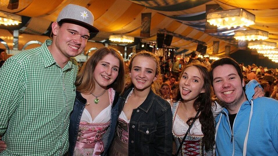 Die Fr&uuml;hjahrsdult 2017 in Landshut neigt sich dem Ende entgegen. Grund genug, noch einmal richtig in den Bierzelten zu feiern - abgerundet vom traditionellen Feuerwerk.