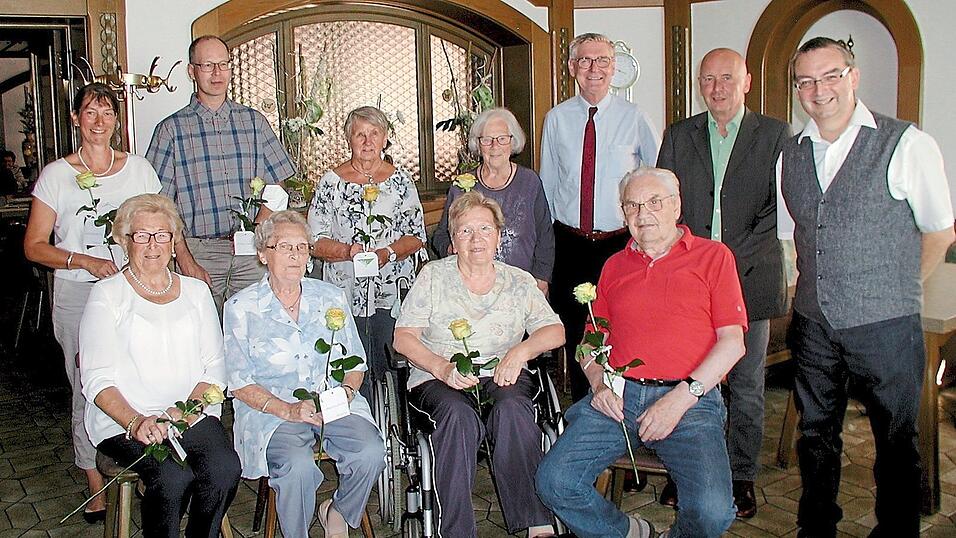 Im Verbund gratulierten (stehend, v. r.) Dieter Abraham, Ewald Stra&szlig;er und Fritz G&ouml;&szlig;wein den geehrten Mitgliedern der Schlesischen Landsmannschaft Hengersberg, (sitzend, v. l.) Christa Bachmeier, Gisela Abraham, Gudrun Gro&szlig;mann und Walter Jandl sowie (stehend, v. l.) Gertrud Zeitlh&ouml;fer, Dieter Bukowski, Gaby Pelzer und Erika Rauch.