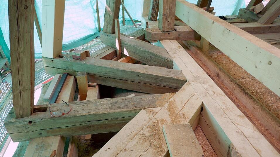 Die Ausbesserungen über der Apsis des Kirchengebäudes verdeutlichen, dass nur das Notwendige durch neues Holz ersetzt wurde. Die Ausbesserungen über der Apsis des Kirchengebäudes verdeutlichen, dass nur das Notwendige durch neues Holz ersetzt wurde.