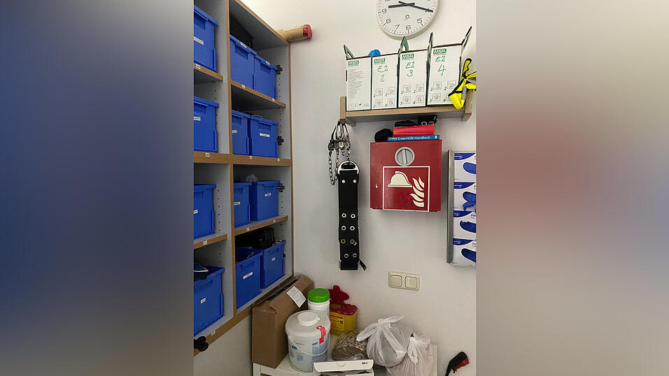 Patienten ohne Lockerungsstufe müssen außerhalb der Station mit einem Bauchgurt gefesselt werden - etwa wenn sie ins Krankenhaus gebracht werden müssen. Patienten ohne Lockerungsstufe müssen außerhalb der Station mit einem Bauchgurt gefesselt werden - etwa wenn sie ins Krankenhaus gebracht werden müssen.