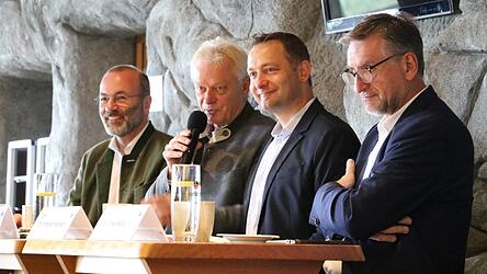 Im Gespräch mit den verschiedensten Verbänden: EVP-Chef Manfred Weber (v. l.), Bundesagrarminister Alois Rainer, EU-Kommissar für Landwirtschaft und Ernährung Christophe Hansen und BBV-Präsident Günter Felßner