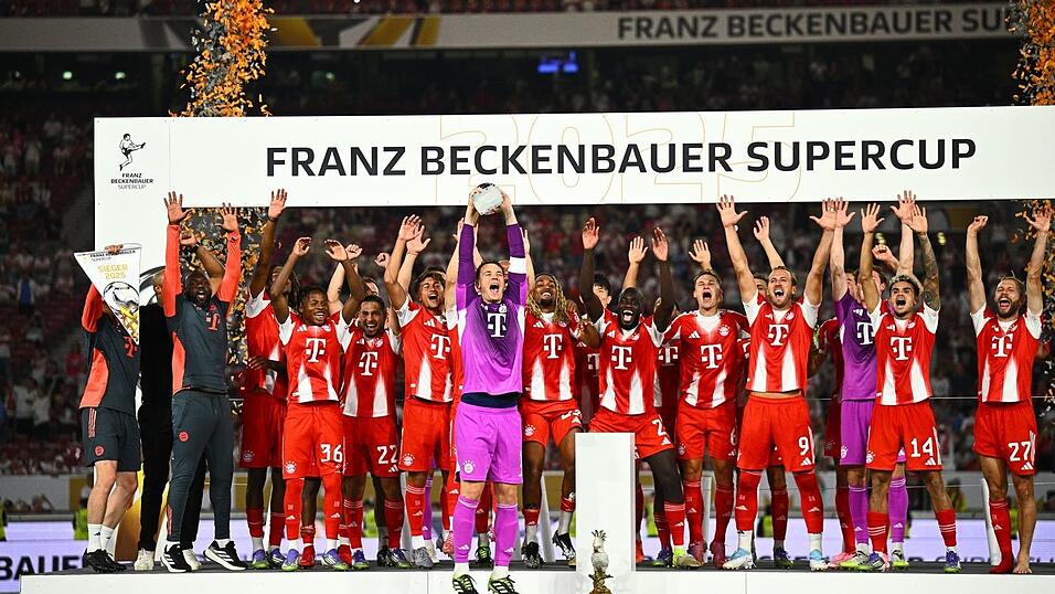 Erster Supercup-Sieg seit 2022: Die Bayern um Torhüter Manuel Neuer jubeln.