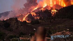 Lava läuft aus dem Vulkan auf La Palma. Lava läuft aus dem Vulkan auf La Palma.
