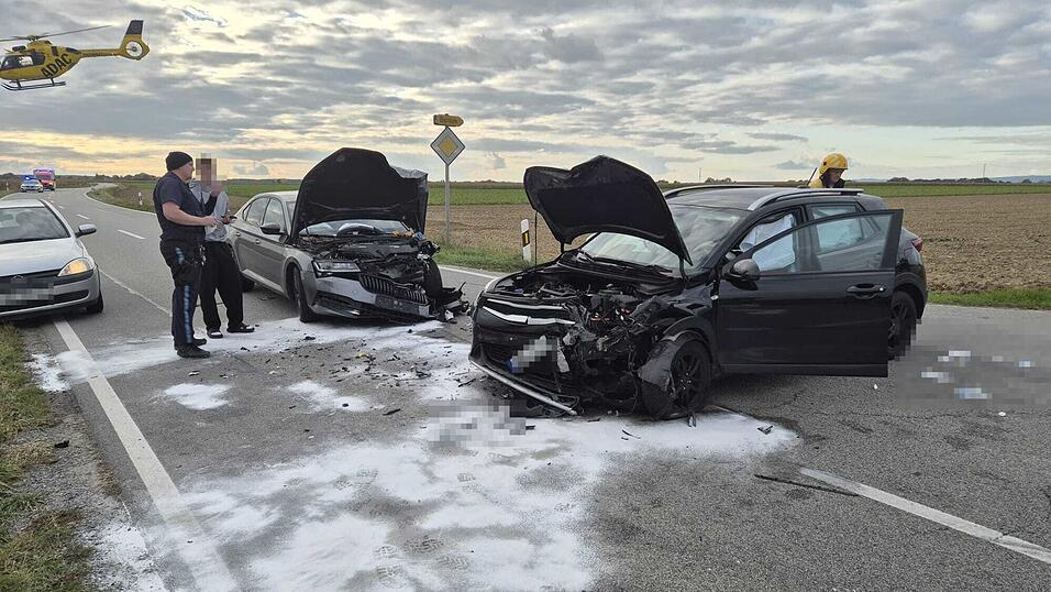 Zwei Verletzte bei einem Unfall auf der SR 18 nahe Ringenberg. Feuerwehr und Hubschrauber waren vor Ort. Zwei Verletzte bei einem Unfall auf der SR 18 nahe Ringenberg. Feuerwehr und Hubschrauber waren vor Ort.