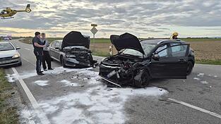 Zwei Verletzte bei einem Unfall auf der SR 18 nahe Ringenberg. Feuerwehr und Hubschrauber waren vor Ort.