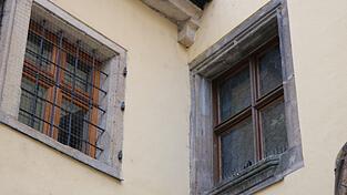 Am Rathaus versucht man es mit N&auml;geln am Fensterbrett und Drahtgeflecht vor den Fenstern.