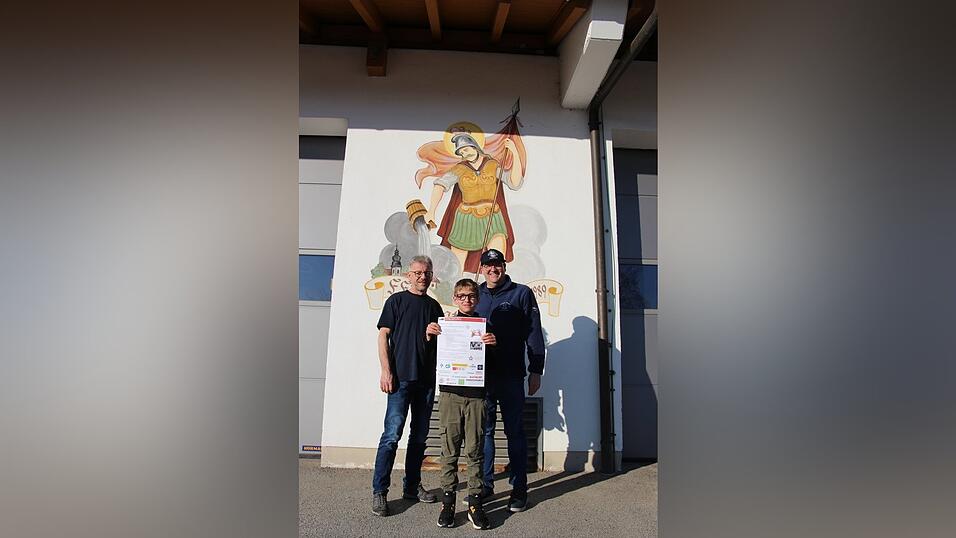 Festleiter Ludwig Muhr, Jungfeeurwehrler max und Vorsitzender der Wehr Erwin Haslböck mit dem neuen Plakat für den 'Kunterbunten Dorfabend der Inklusion'. Festleiter Ludwig Muhr, Jungfeeurwehrler max und Vorsitzender der Wehr Erwin Haslböck mit dem neuen Plakat für den 'Kunterbunten Dorfabend der Inklusion'.