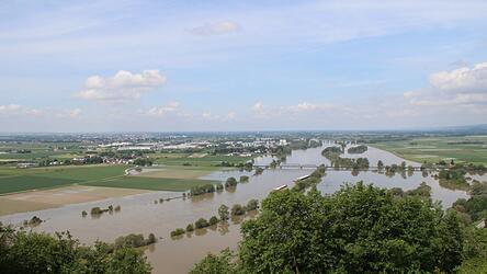 Im Juni 2013 gab es an der Donau im Landkreis zuletzt ein 50-j&auml;hrliches Hochwasser. Wiesen und Felder stehen tief unter Wasser. Der neue Hochwasserschutz soll Sch&auml;den begrenzen, unter anderem mit einem erodierbaren Deich.