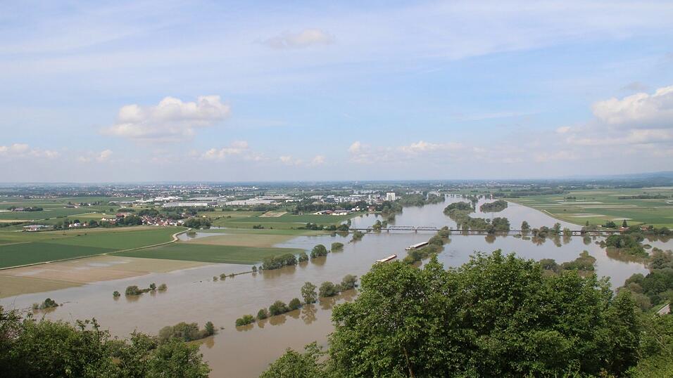 Im Juni 2013 gab es an der Donau im Landkreis zuletzt ein 50-jährliches Hochwasser. Wiesen und Felder stehen tief unter Wasser. Der neue Hochwasserschutz soll Schäden begrenzen, unter anderem mit einem erodierbaren Deich. Im Juni 2013 gab es an der Donau im Landkreis zuletzt ein 50-jährliches Hochwasser. Wiesen und Felder stehen tief unter Wasser. Der neue Hochwasserschutz soll Schäden begrenzen, unter anderem mit einem erodierbaren Deich.