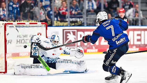Zeigt in Mannheim seine vielleicht beste Leistung der bisherigen Saison, wird am Ende aber doch einmal &ouml;fter &uuml;berwunden als sein Gegen&uuml;ber Jake Hildebrand bei den Adlern: Straubings Goalie Jakub Skarek.