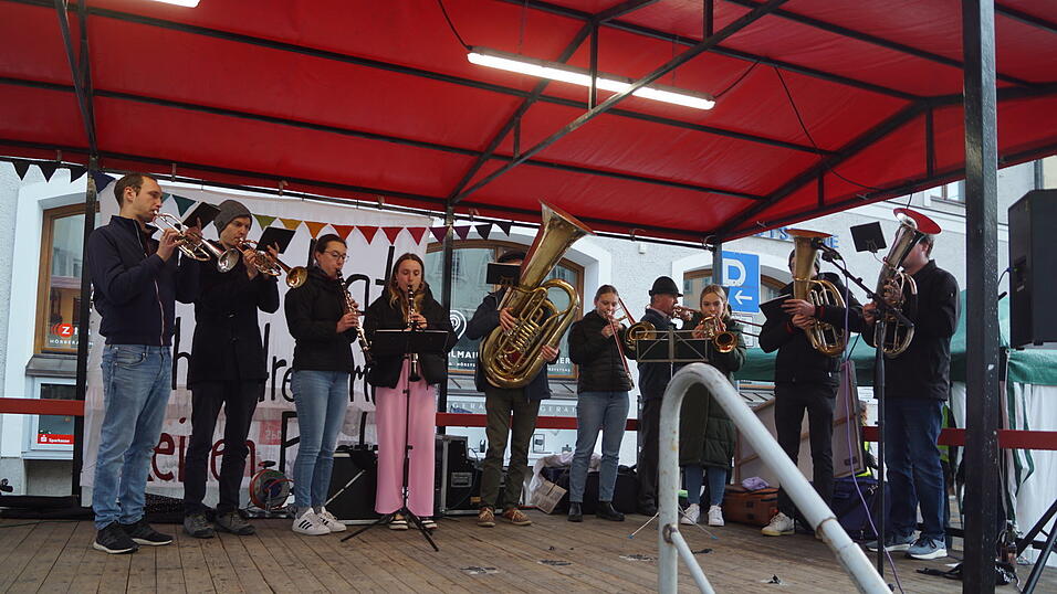 Privatleute sowie Vertreter von Kirchen und Vereinen waren mit dabei.&nbsp;