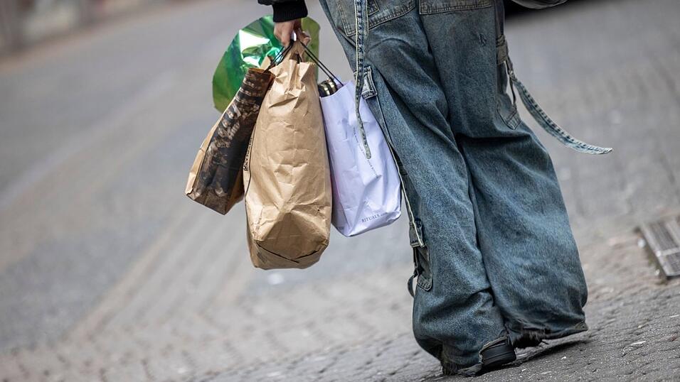 Die Menschen in Deutschland scheuen zurzeit eher größere Anschaffungen, weil sie sich Sorgen um ihren Job machen. (Symbolbild) Die Menschen in Deutschland scheuen zurzeit eher größere Anschaffungen, weil sie sich Sorgen um ihren Job machen. (Symbolbild)