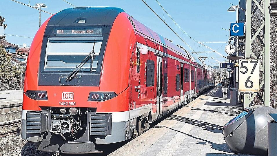 Der Donau-Isar-Express (RE 3), der zwischen München und Passau verkehrt, belegte beim Betriebsqualität-Ranking der Bayerischen Eisenbahngesellschaft nur Platz 25 unter 29 Regionalverkehrsnetzen. Noch schlechter schnitten der RE 25 München - Prag und der RE 2 München - Hof ab, die ebenfalls am Moosburger Bahnhof halten. Der Donau-Isar-Express (RE 3), der zwischen München und Passau verkehrt, belegte beim Betriebsqualität-Ranking der Bayerischen Eisenbahngesellschaft nur Platz 25 unter 29 Regionalverkehrsnetzen. Noch schlechter schnitten der RE 25 München - Prag und der RE 2 München - Hof ab, die ebenfalls am Moosburger Bahnhof halten.