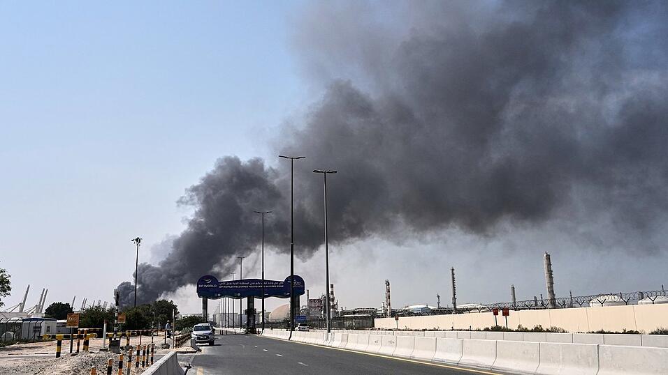 Rauch steigt auf nach iranischem Drohnenangriff im Hafengebiet von Dubai auf.