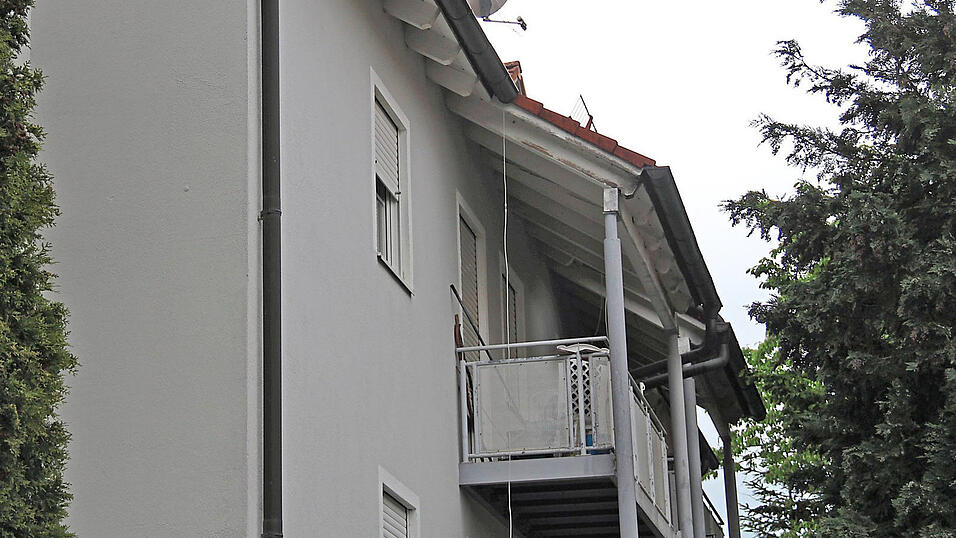 Der kleine Balkon gehört zur Wohnung des Vaters, in der Polizisten in der Nacht zum Freitag die beiden Kinderleichen fanden. Die Ermittlungen zu einem Motiv hinter der mutmaßlichen Gewalttat dauern an. Der kleine Balkon gehört zur Wohnung des Vaters, in der Polizisten in der Nacht zum Freitag die beiden Kinderleichen fanden. Die Ermittlungen zu einem Motiv hinter der mutmaßlichen Gewalttat dauern an.
