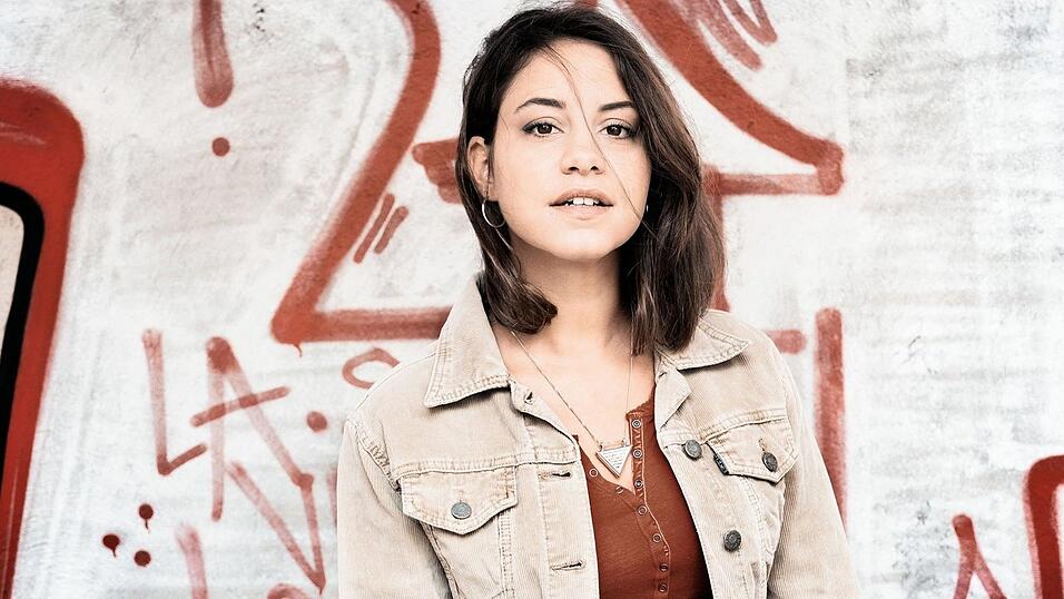 Hatun Sürücüs letzter Anblick war ihr eigener Bruder mit einer Pistole in der Hand. Er erschoss sie 2005 mitten in Berlin. Der 'Ehrenmord' sorgte damals für heftige Diskussionen. 2019 kam ein Film dazu in die Kinos. Hatun Sürücüs letzter Anblick war ihr eigener Bruder mit einer Pistole in der Hand. Er erschoss sie 2005 mitten in Berlin. Der 'Ehrenmord' sorgte damals für heftige Diskussionen. 2019 kam ein Film dazu in die Kinos.