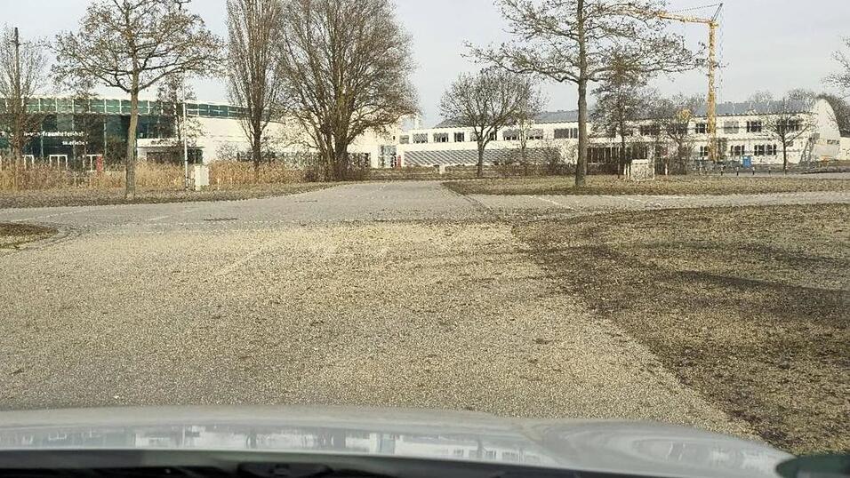 &Uuml;bungsstrecke am Hagen verdreckt: Durch die Drifts wurden Erde und Steine auf die Fahrbahn geschleudert.