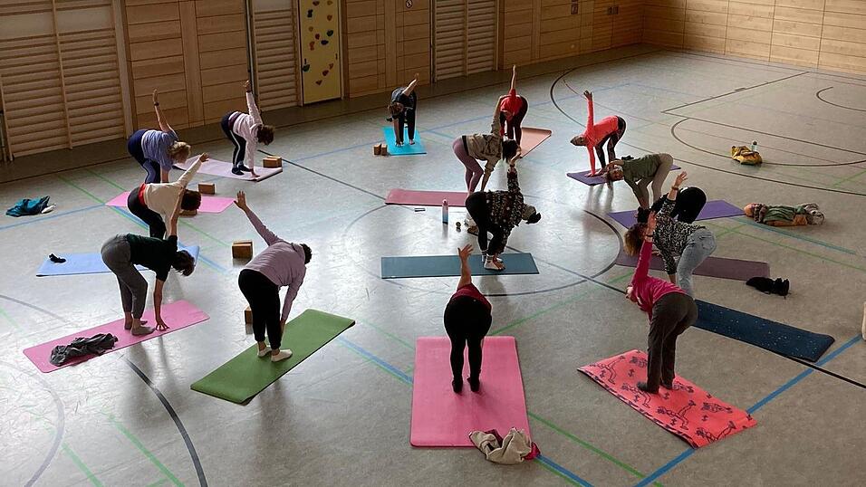 In der Schulsporthalle fand eine Yoga- und Pilateseinheit statt. In der Schulsporthalle fand eine Yoga- und Pilateseinheit statt.