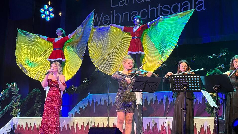 Die 5. Landauer Weihnachts-Gala wurde von Kathi Kattinger, den Flip Flops und dem Streicher-Ensemble eröffnet. Fotos: Andrea Schwarzmeier Die 5. Landauer Weihnachts-Gala wurde von Kathi Kattinger, den Flip Flops und dem Streicher-Ensemble eröffnet. Fotos: Andrea Schwarzmeier