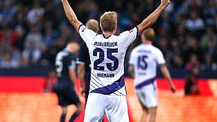 Niklas Wiemann vom VfL Osnabr&uuml;ck jubelt &uuml;ber den 1:0-Sieg beim VfL Bochum. Am Mittwoch geht es im DFB-Pokal gegen Bayern M&uuml;nchen - in einem Osnabr&uuml;cker Sondertrikot.