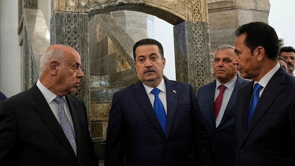 Mohammed al-Sudani (Mitte), Ministerpräsident des Irak, bei der Wiedereröffnung der Al-Nuri-Moschee in Mossul.