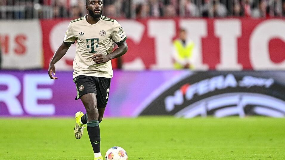 Der FC Bayern will mit Dayot Upamecano verlängern. (Archivbild)