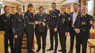 Alois Reimer (Vierter von links) übernimmt den symbolischen Schlüssel aus Händen von Bernhard Bachl (Dritter von links) und damit die Verantwortung für die Mannschaft der Wehr.