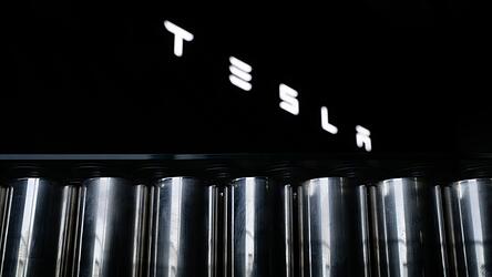 Der US-Elektroautobauer will Voraussetzungen f&uuml;r eine Produktion von Batteriezellen in Gr&uuml;nheide bei Berlin schaffen.