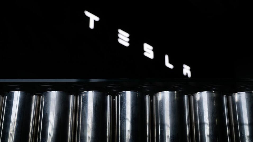 Der US-Elektroautobauer will Voraussetzungen für eine Produktion von Batteriezellen in Grünheide bei Berlin schaffen. Der US-Elektroautobauer will Voraussetzungen für eine Produktion von Batteriezellen in Grünheide bei Berlin schaffen.