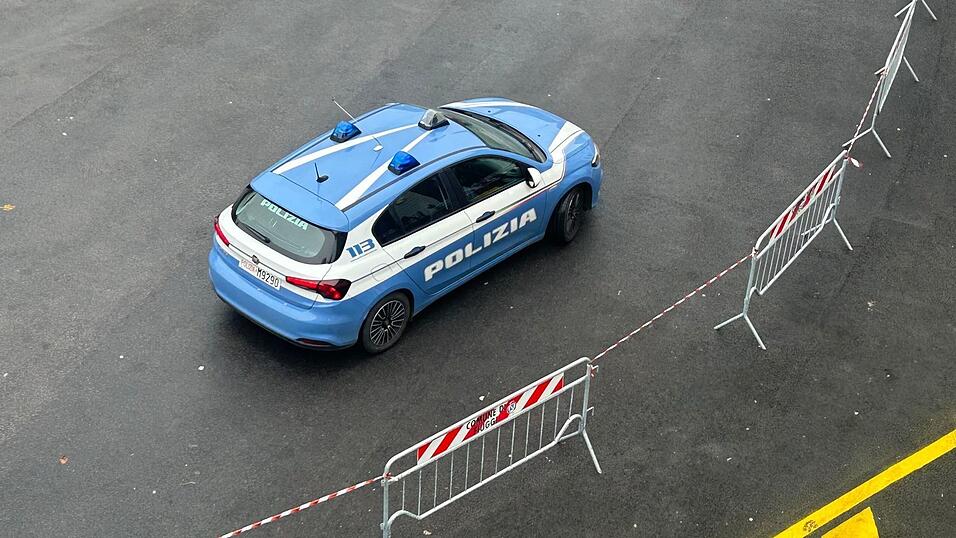 Im norditalienischen Modena fuhr ein Auto in eine Menschenmenge. Im norditalienischen Modena fuhr ein Auto in eine Menschenmenge.