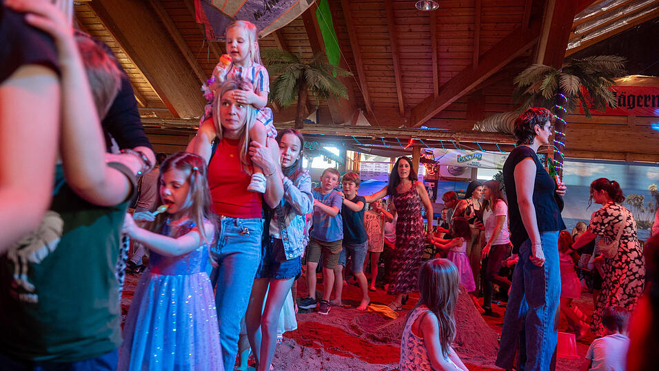 Kinderbeach-Party am Sonntagnachmittag – die besten Momente in Bildern. Kinderbeach-Party am Sonntagnachmittag – die besten Momente in Bildern.