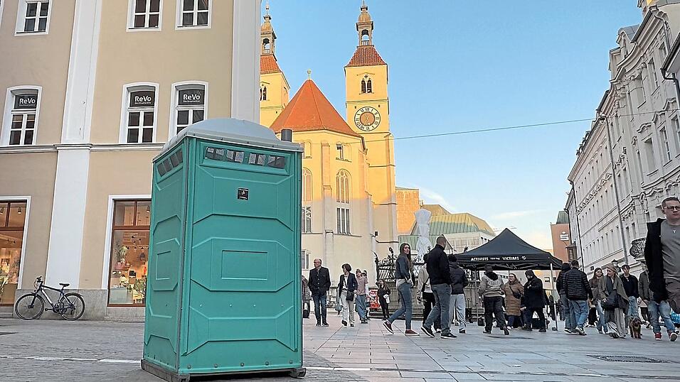 Am Wochenende stand pl&ouml;tzlich ein Dixi-Klo mitten in der Fu&szlig;g&auml;ngerzone.