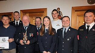Bei der Ehrung verdienter Aktiver: B&uuml;rgermeister Sebastian Buck, Christian Pongratz, KBM Fabian Gillhuber, Heinz Reiter, Vorsitzender Georg Altinger, Neumitglieder Anna Maulberger und Thomas Pongratz, Kommandant Andreas Leierseder und Rudi Neudecker vom Kreisfeuerwehrverband.