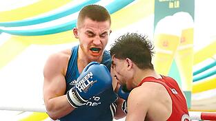 Augen zu und durch: Der Landshuter Daniel Kudushev (links) erk&auml;mpfte in der proppenvollen Festhalle gegen den Schweriner Sherzad Herdaytulla den ersten Bavaria-Sieg des Tages.