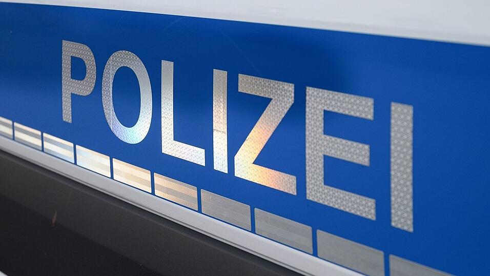 In Regensburg wurde ein Fußgänger unter einem Bus eingeklemmt und schwer verletzt. (Symbolbild) In Regensburg wurde ein Fußgänger unter einem Bus eingeklemmt und schwer verletzt. (Symbolbild)