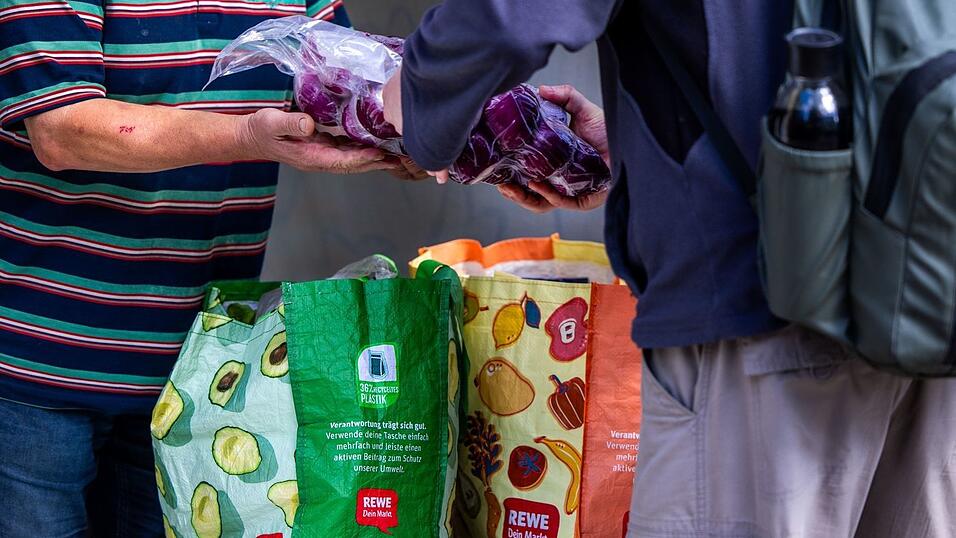 Aktuell suchen nach Angaben der Organisation etwa 1,5 Millionen Menschen regelmäßig die Tafeln auf. (Archivbild)