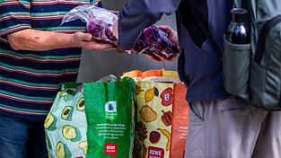 Aktuell suchen nach Angaben der Organisation etwa 1,5 Millionen Menschen regelmäßig die Tafeln auf. (Archivbild) Aktuell suchen nach Angaben der Organisation etwa 1,5 Millionen Menschen regelmäßig die Tafeln auf. (Archivbild)