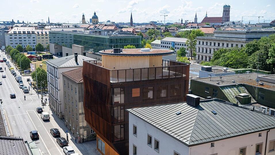 Mit ungewöhnlicher Architektur fügt sich die neue TUM-Kita von Francis Kere in das Museumsviertel ein. (Produktion) Mit ungewöhnlicher Architektur fügt sich die neue TUM-Kita von Francis Kere in das Museumsviertel ein. (Produktion)
