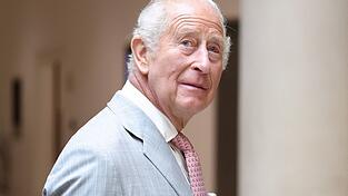 Dass Charles nicht selbst zur Beerdigung von Harald V. reist, mag auf den ersten Blick erstaunen - ist aber in der britischen Monarchie übliche Praxis. Dass Charles nicht selbst zur Beerdigung von Harald V. reist, mag auf den ersten Blick erstaunen - ist aber in der britischen Monarchie übliche Praxis.