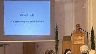 Sophie von Bechtolsheim sprach vor mehr als 150 Gästen im Gymnasium Seligenthal über die Geschichte ihrer Familie. Sophie von Bechtolsheim sprach vor mehr als 150 Gästen im Gymnasium Seligenthal über die Geschichte ihrer Familie.