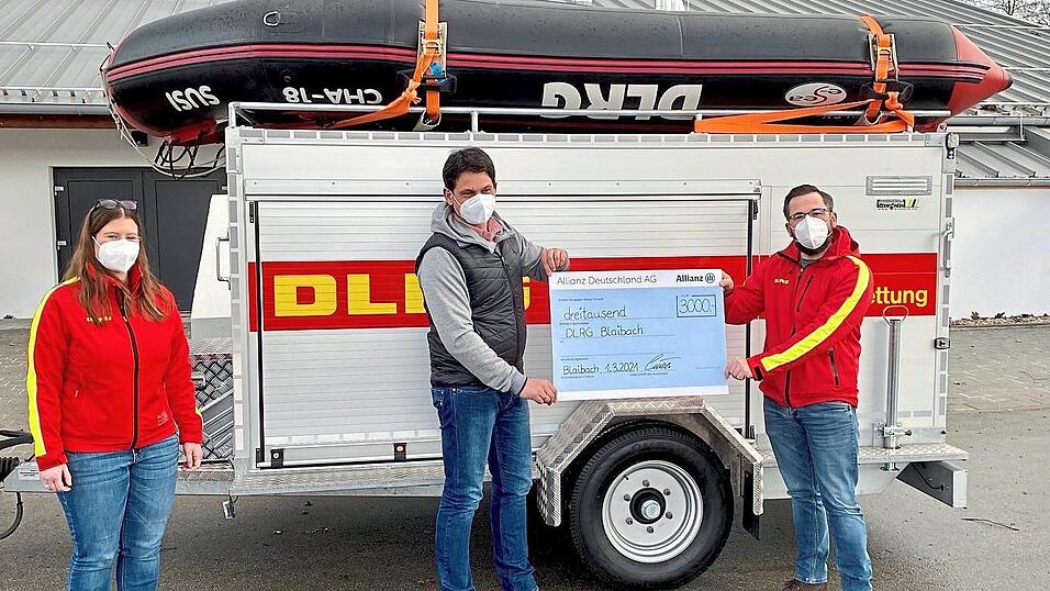 Vorsitzender Alexander Engl bedankte sich bei Robert Laumer für die finanzielle Unterstützung der dringend notwendigen Anschaffung. Vorsitzender Alexander Engl bedankte sich bei Robert Laumer für die finanzielle Unterstützung der dringend notwendigen Anschaffung.